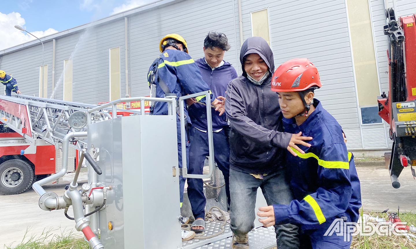 Lực lượng PCCC&CNCH cứu người bằng thang.