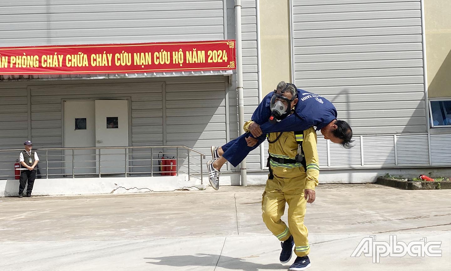 Lực lượng chữa cháy tại chỗ tham gia cứu người bị thương.