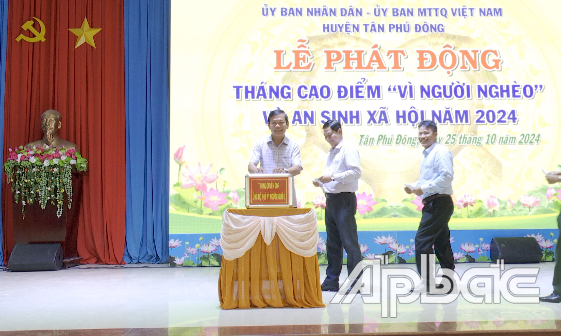 Lãnh đạo, các cơ quan, ban, ngành, đoàn thể, lực lượng vũ trang, các tổ chức tôn giáo ủng hộ đóng góp Quỹ Vì người nghèo.