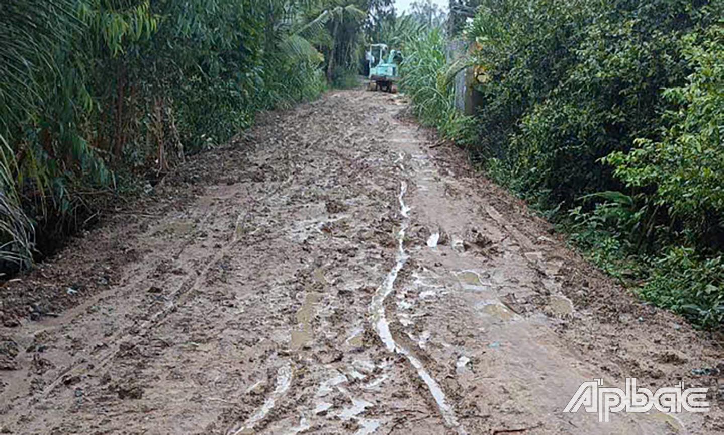 Tuyến sinh lầy khi trời mưa.