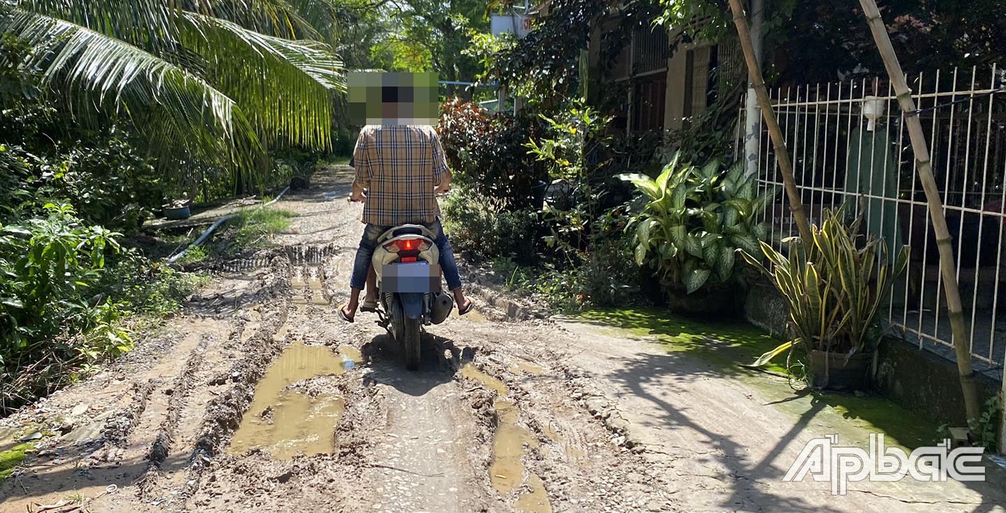 Đoạn đường người dân hùn tiền đổ đá nhưng tình trạng đi lại vẫn còn khó khăn.