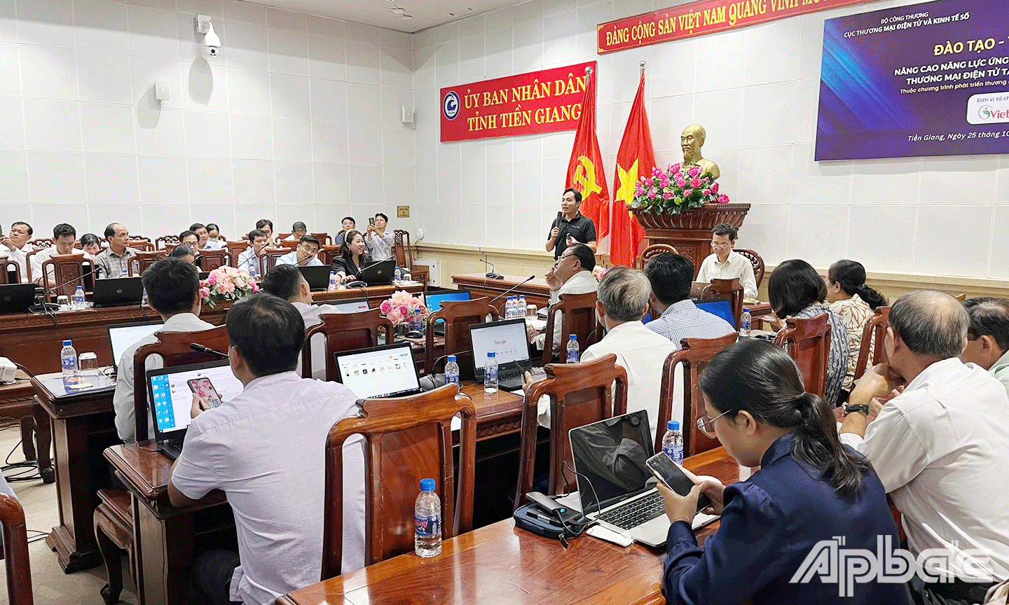 lớp đào tạo với chủ đề “Nâng cao năng lực ứng dụng và quản lý về thương mại điện tử 