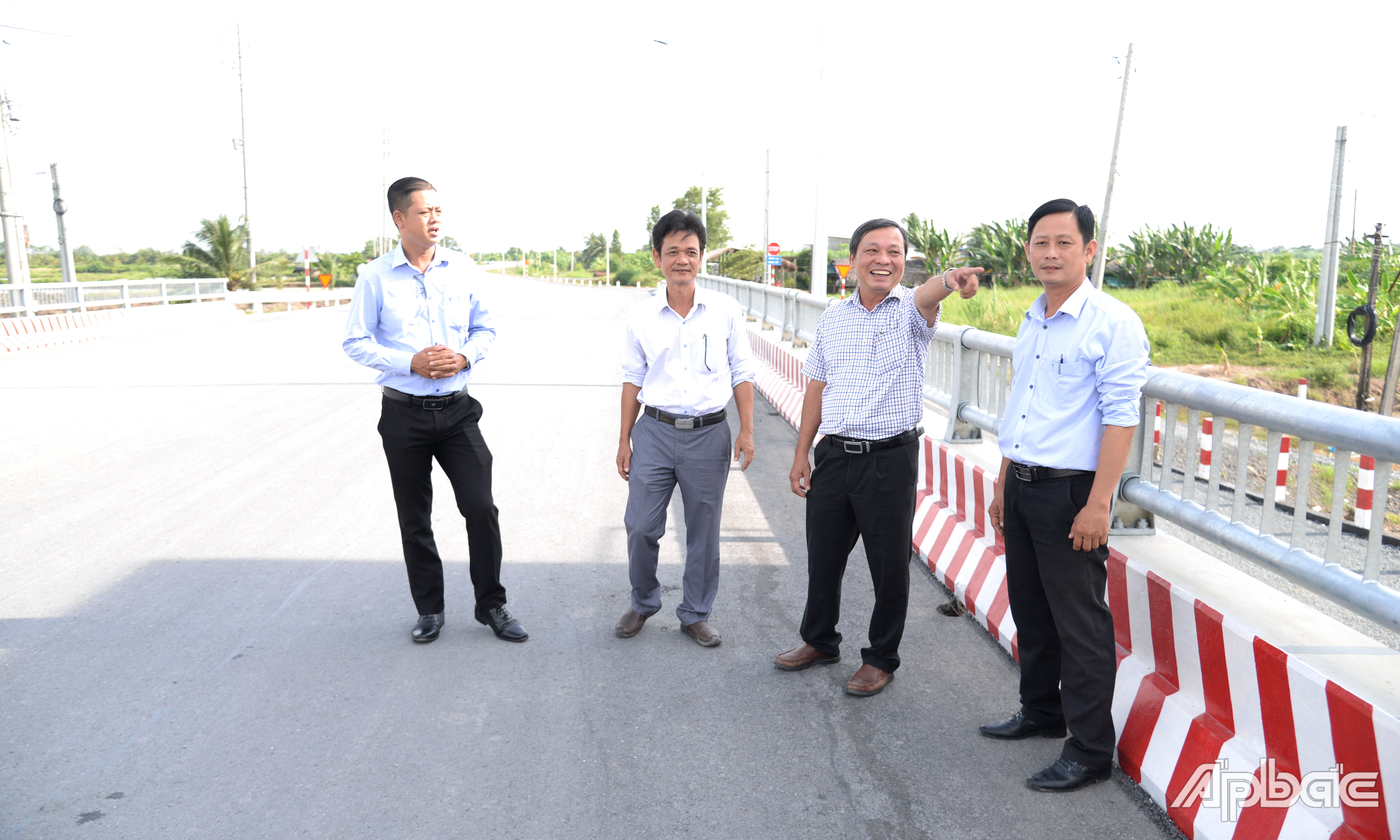 Đồng chí Trần Minh Trung kiểm tra tiến độ thi công Dự án.