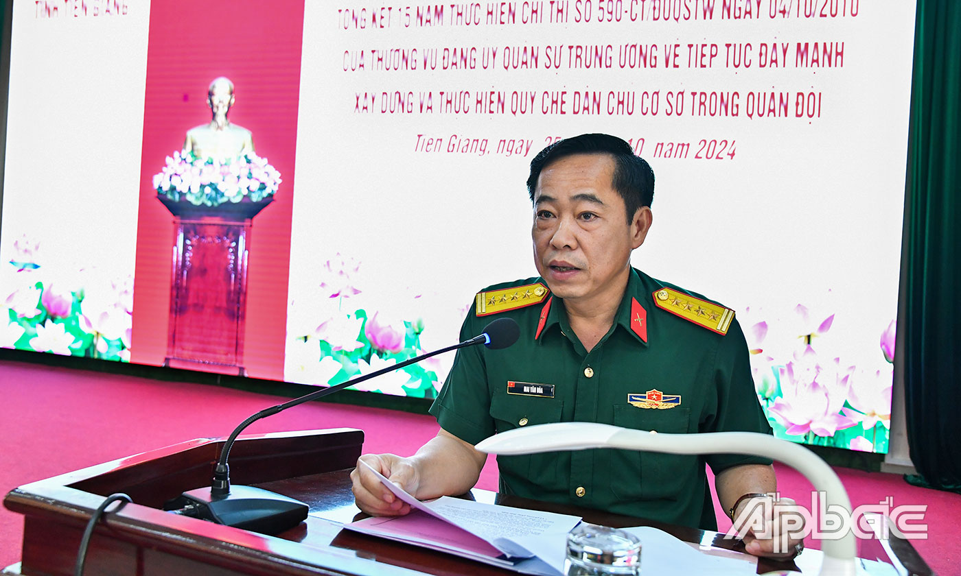 Đại tá Mai Văn Hòa, Phó Bí thư Đảng ủy, Chính ủy Bộ Chỉ huy Quân sự tỉnh Tiền Giang phát biểu tại hội nghị.