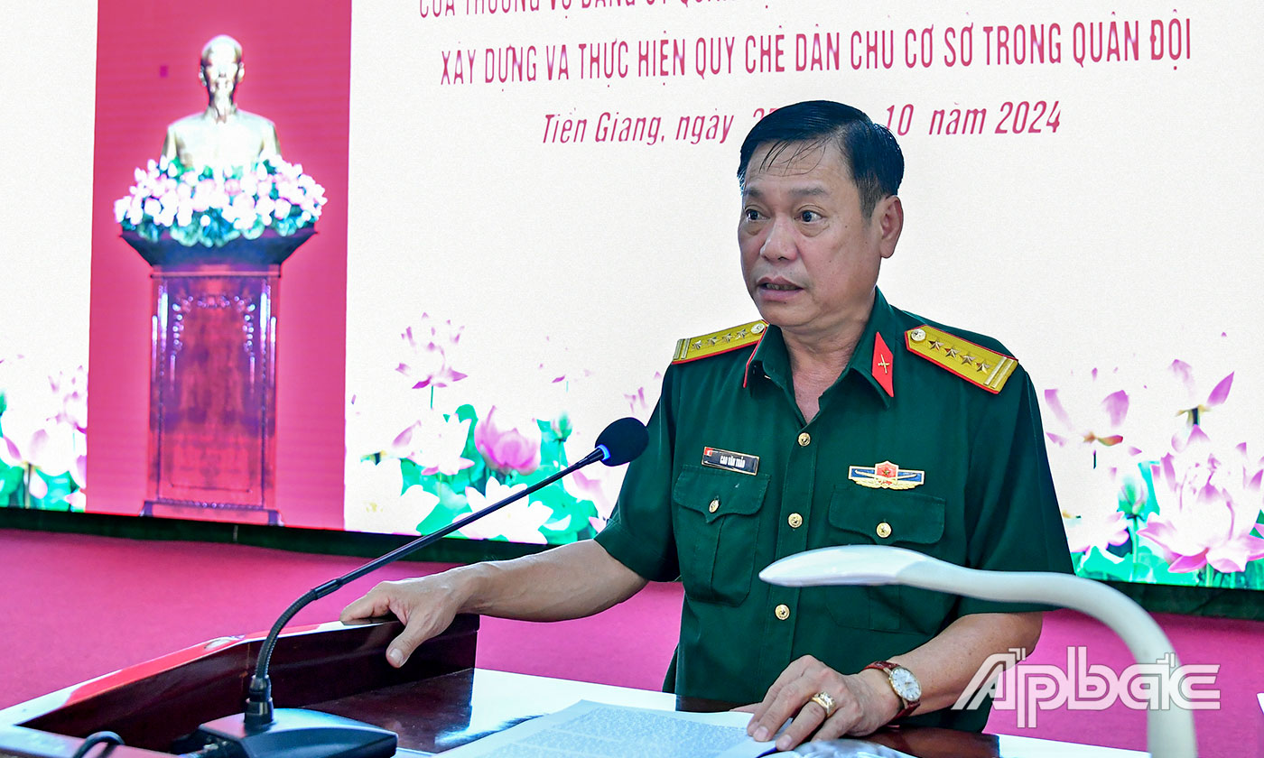 Đại tá Cao Văn Thảo báo cáo tóm tắt dự thảo kết quả 15 năm thực hiện Chỉ thị 590 của Thường vụ Đảng ủy Quân sự Trung ương.