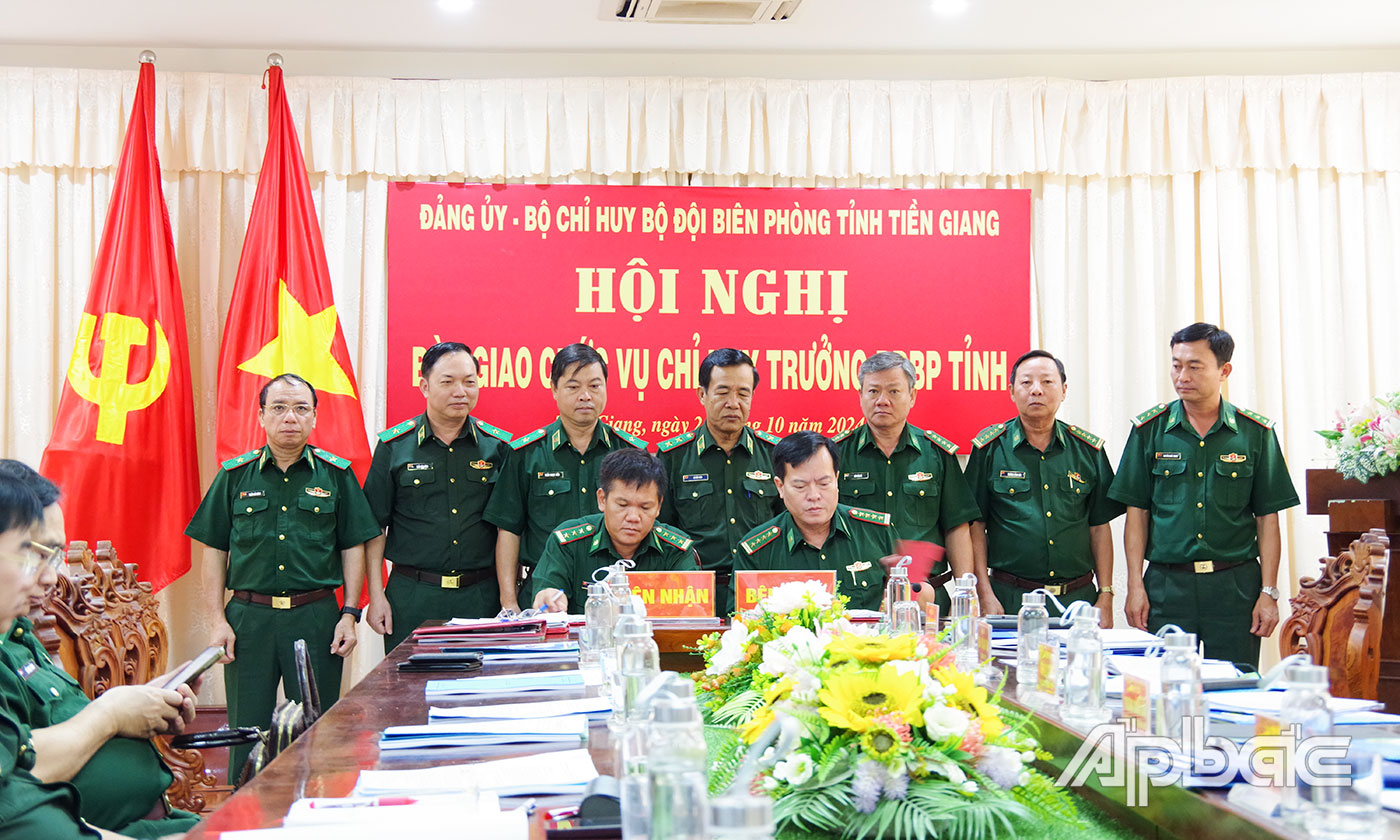 Lãnh đạo Bộ Tư lệnh BĐBP và Bộ Chỉ huy BĐBP Tiền Giang chứng kiến ký biên bản bàn giao chức, trách nhiệm vụ Chỉ huy trưởng BĐBP Tiền Giang.