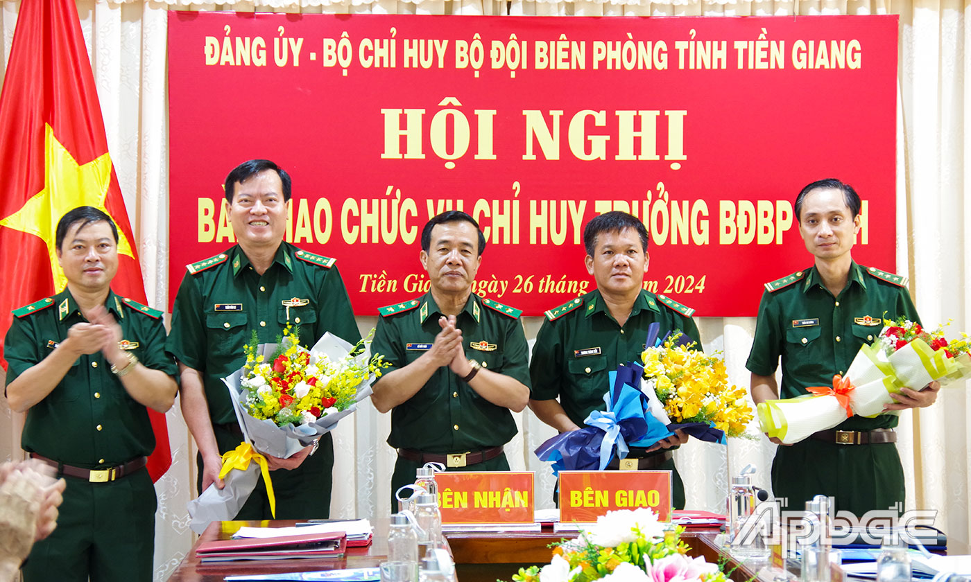 Trung tướng Lê Đức Thái, Ủy viên Trung ương Đảng, Tư lệnh BĐBP Việt Nam tặng hoa cho các đồng chí được điều động, bổ nhiệm chức trách, nhiệm vụ Chỉ huy trưởng và Phó Chỉ huy trưởng kiêm Tham mưu trưởng BĐBP Tiền Giang. 