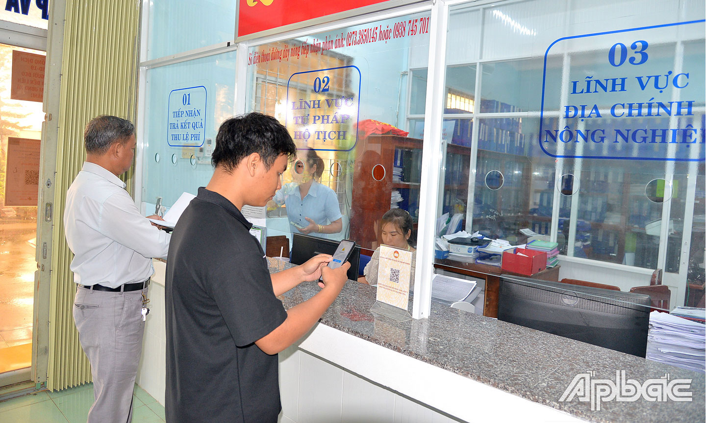 Người dân thực hiện TTHC tại Bộ phận Tiếp nhận và Trả kết quả xã Tân Mỹ Chánh (TP. Mỹ Tho).                 Ảnh: VĂN THẢO