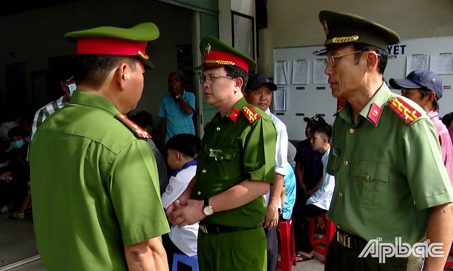  Đại tá Nguyễn Văn Nhựt, Giám đốc Công an tỉnh và Đại tá Nguyễn Minh Tân, Phó Giám đốc Công an tỉnh kiểm tra  công tác tổ chức thu nhận hồ sơ cấp Căn cước tại Công an huyện Gò Công Tây. 	                                                           Ảnh: Trọng Tín