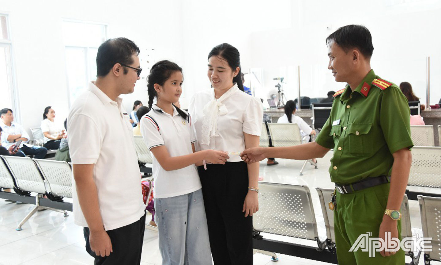 Phòng Cảnh sát quản lý hành chính về trật tự xã hội, Công an tỉnh Tiền Giang trao thẻ Căn cước cho công dân dưới 14 tuổi. 				                                                          Ảnh: Lê Hoài