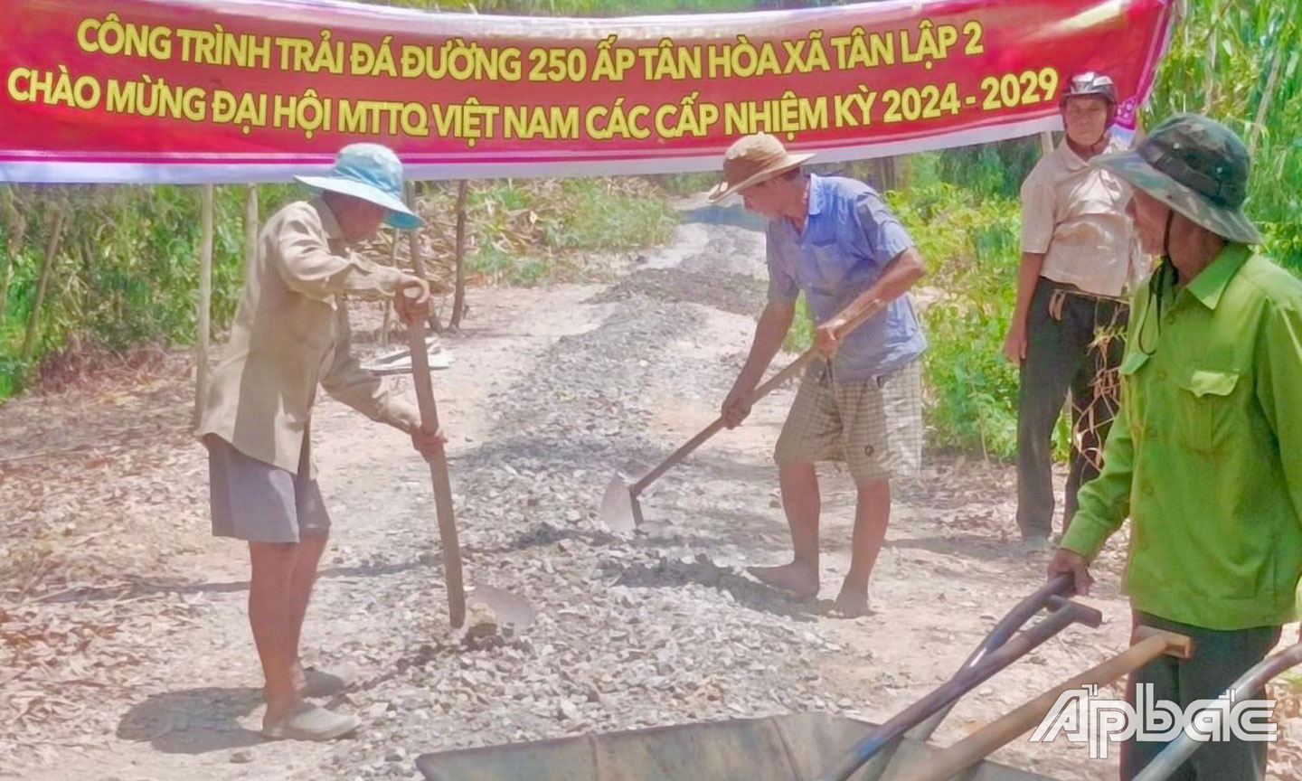 Công trình trải đá đường giao thông nông nông thôn chào mừng Đại hội MTTQ các cấp (2)