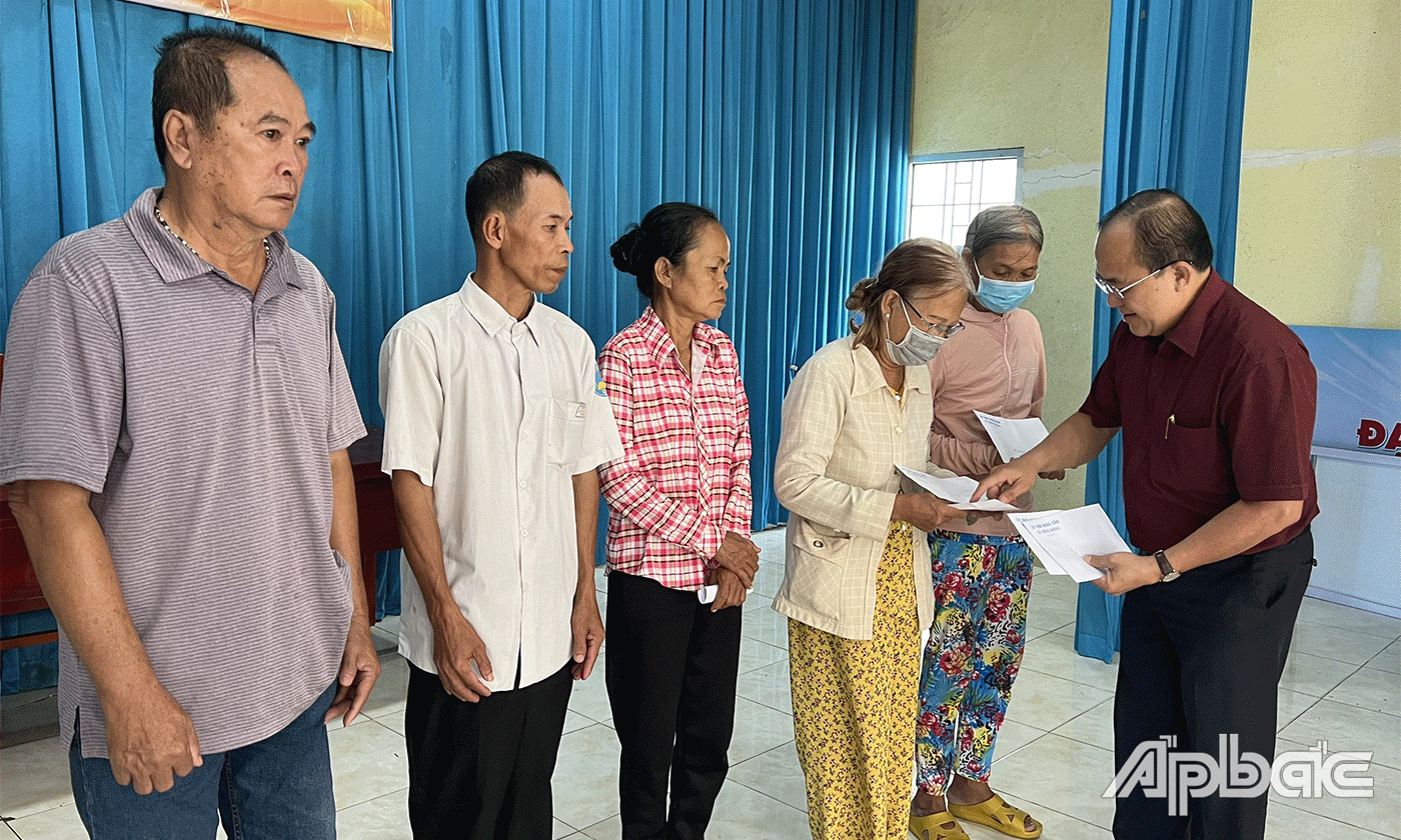 Chủ tịch Uỷ ban MTTQ tỉnh Nguyễn Chí Trung trao quà cho người nghèo, khó khăn.