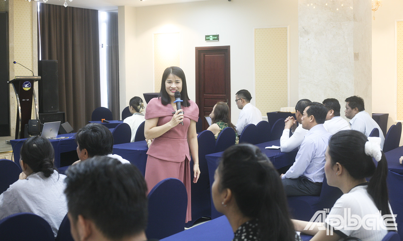 Cô Đặng Thị Kiều Giang, Giảng viên Khoa Lữ hành, Trường Cao đẳng Du lịch Sài Gòn hướng dẫn kỹ năng du lịch cho các học viên.
