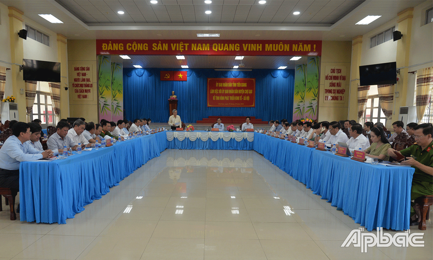 Bí thư Huyện uỷ Chợ Gạo Nguyễn Hồng Hữu phát biểu.