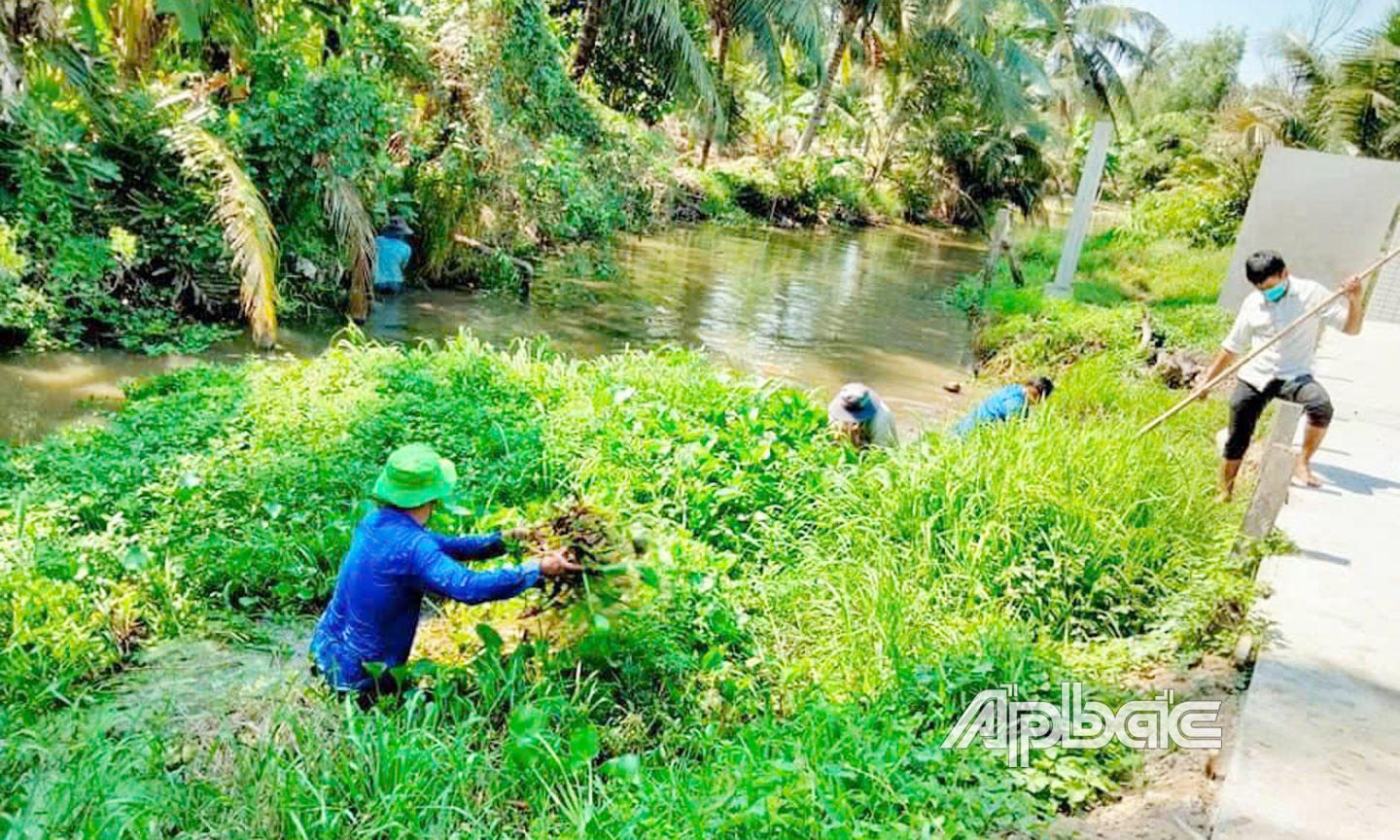 Đoàn viên, thanh niên tham gia dọn dẹp vệ sinh khơi thông dòng chảy kinh nội đồng ở xã Tam Hiệp.