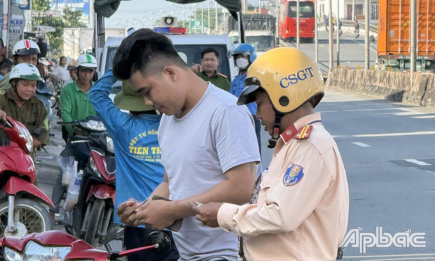Lực lượng CSGT kiên quyết xử lý các hành vi vi phạm.