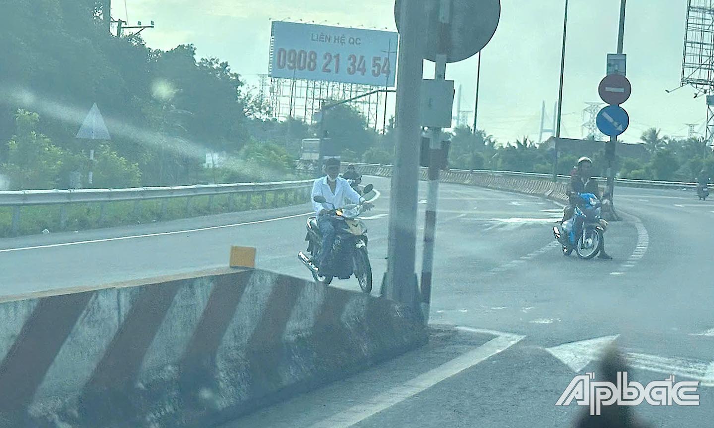 Nhiều người vẫn xem thường tính mạng của mình khi không đội mũ bảo hiểm và chaỵ ngược chiều.