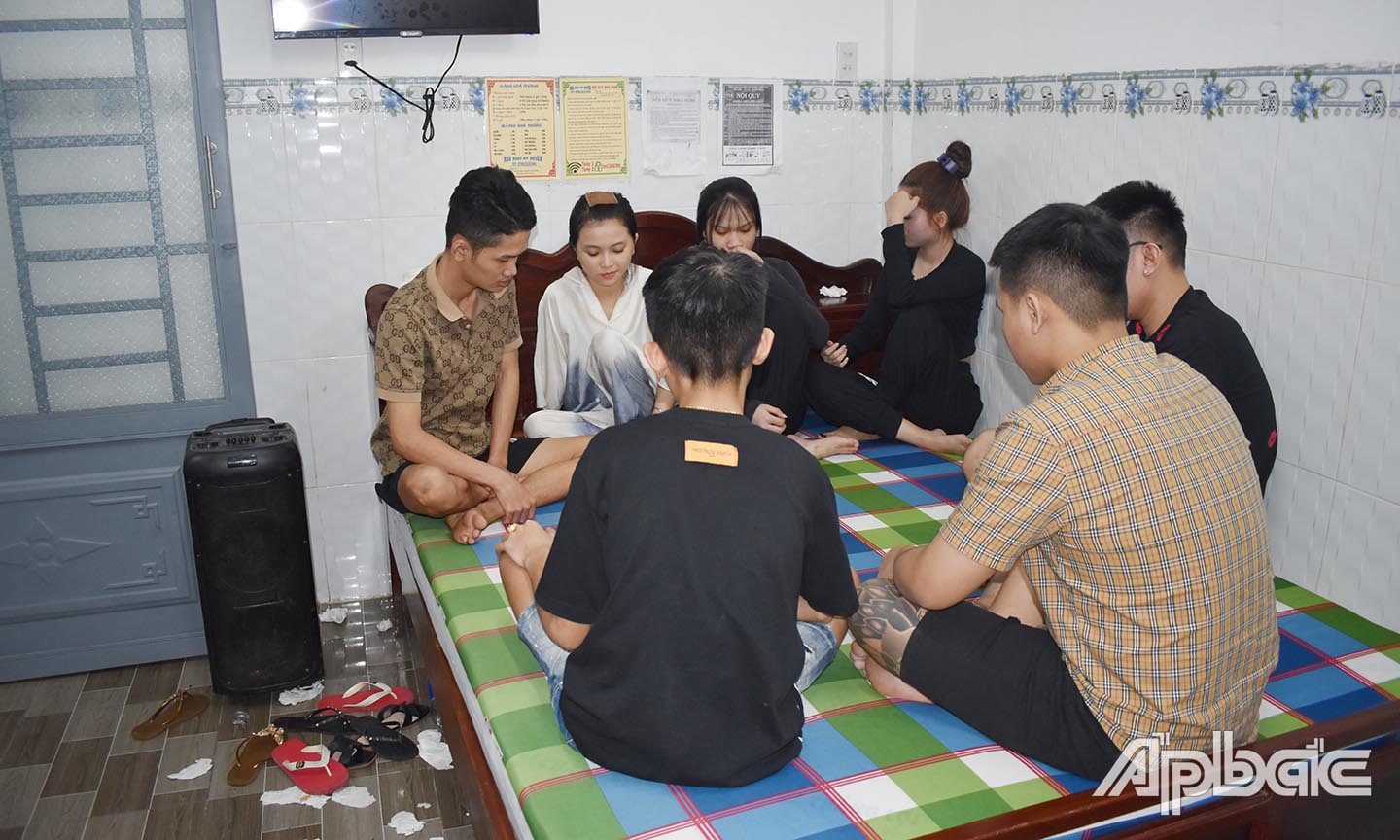 Các đối tượng bị tạm giữ tại nhà nghỉ.
