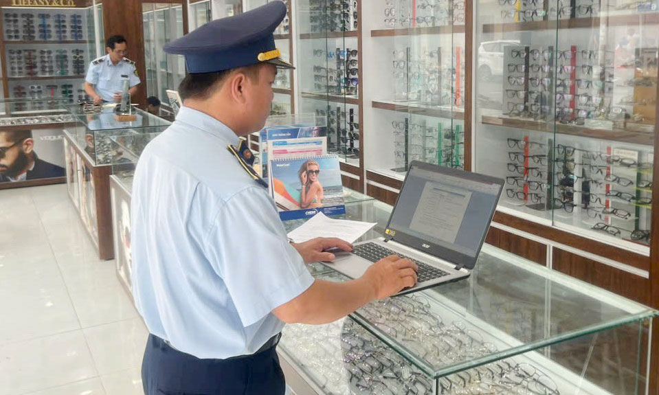 Đoàn Kiểm tra liên ngành kiểm tra tại cơ sở kinh doanh mắt kính.