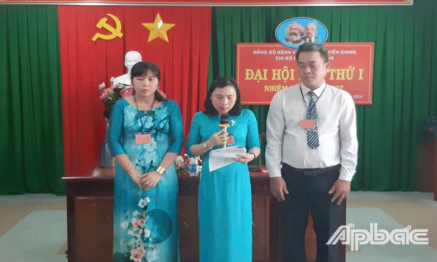 Chi ủy khóa mới ra mắt đại hội.
