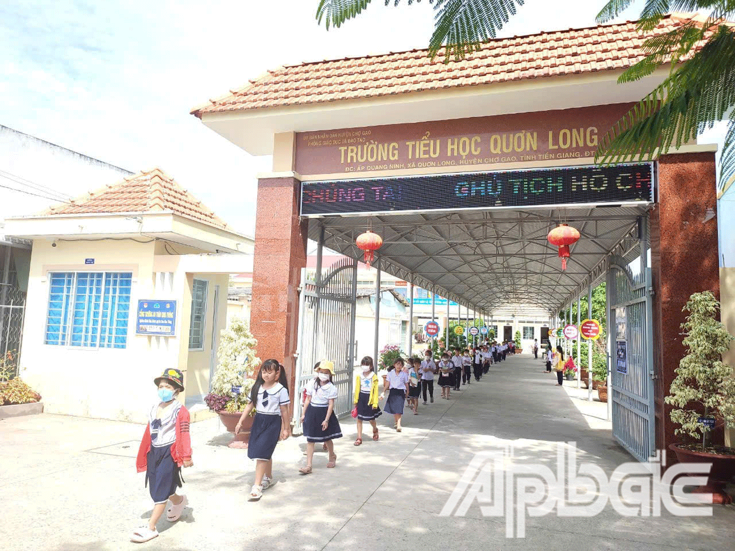 Học sinh xếp thành hàng, di chuyển ngay ngắn trong giờ tan trường. 