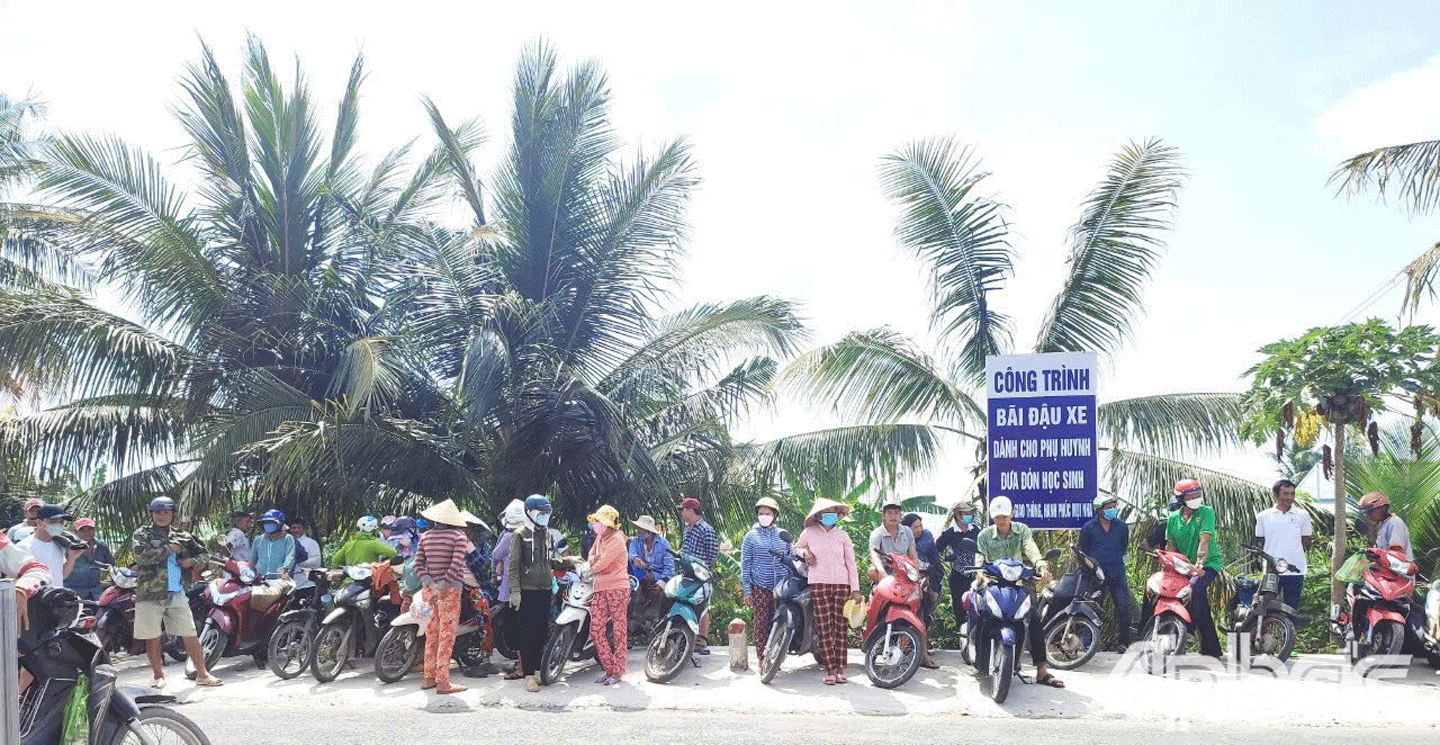Phụ huynh đỗ xe đúng nơi quy định khi đưa rước con tại Trường Tiểu học Quơn Long. 