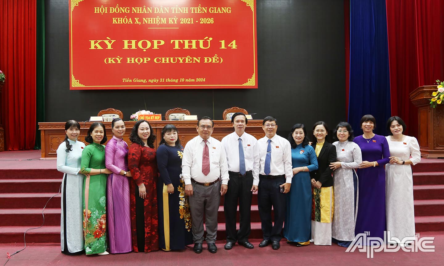 Các đại biểu chụp ảnh lưu niệm