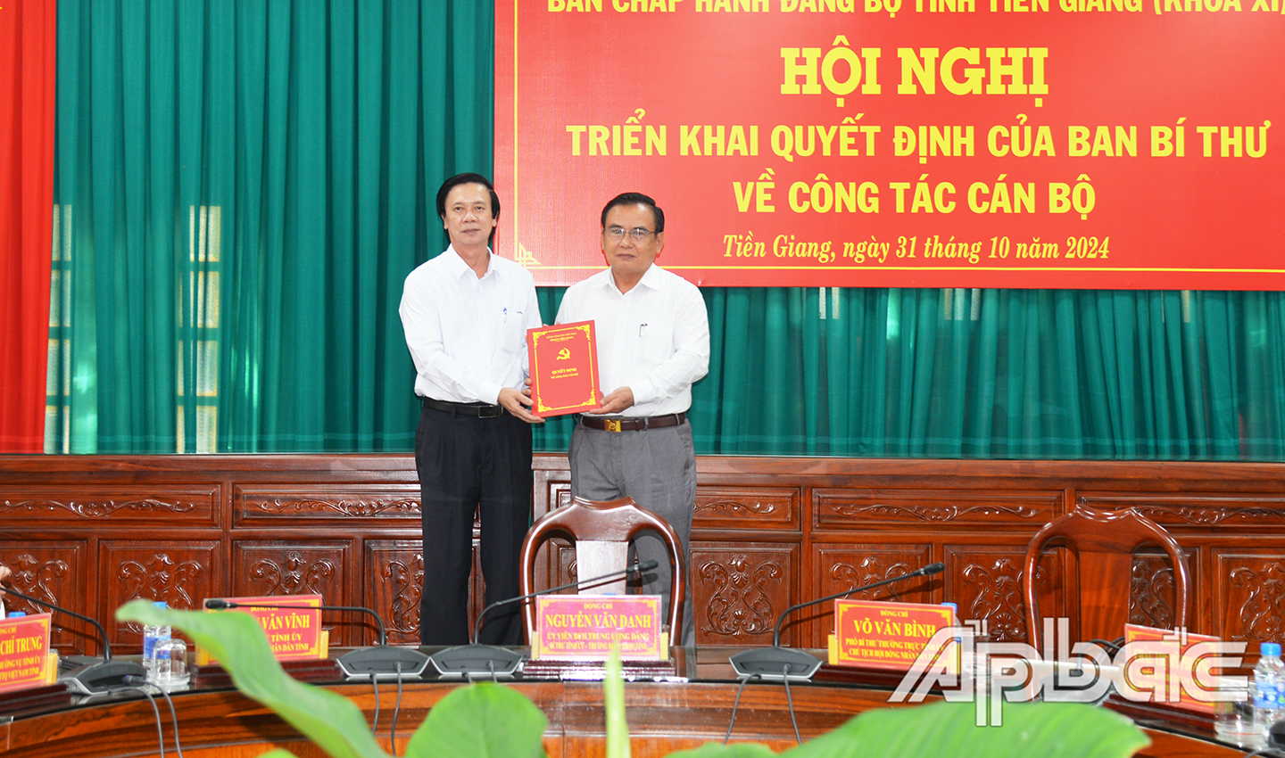 Đồng chí Nguyễn Văn Danh trao quyết định nghỉ hưu theo chế độ của Ban Bí thư cho đồng chí Võ Văn Bình