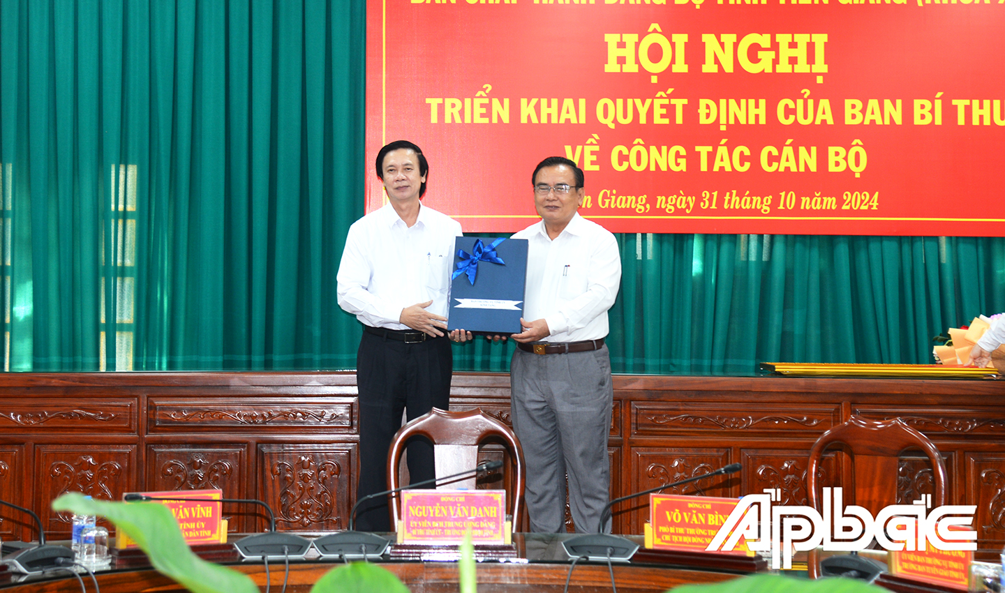 Đồng chí Nguyễn Văn Danh trao khánh và quà của Tỉnh ủy cho đồng chí Võ Văn Bình
