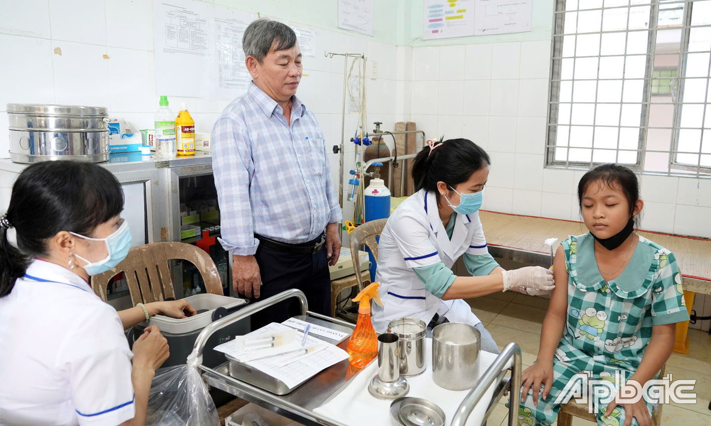 BSCKI. Lê Hữu Quyền, giám sát điểm tiêm chủng tại TYT xã Thạnh Nhựt.