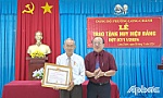 Đồng chí Nguyễn Chí Trung dự Lễ trao tặng Huy hiệu Đảng tại TP. Gò Công
