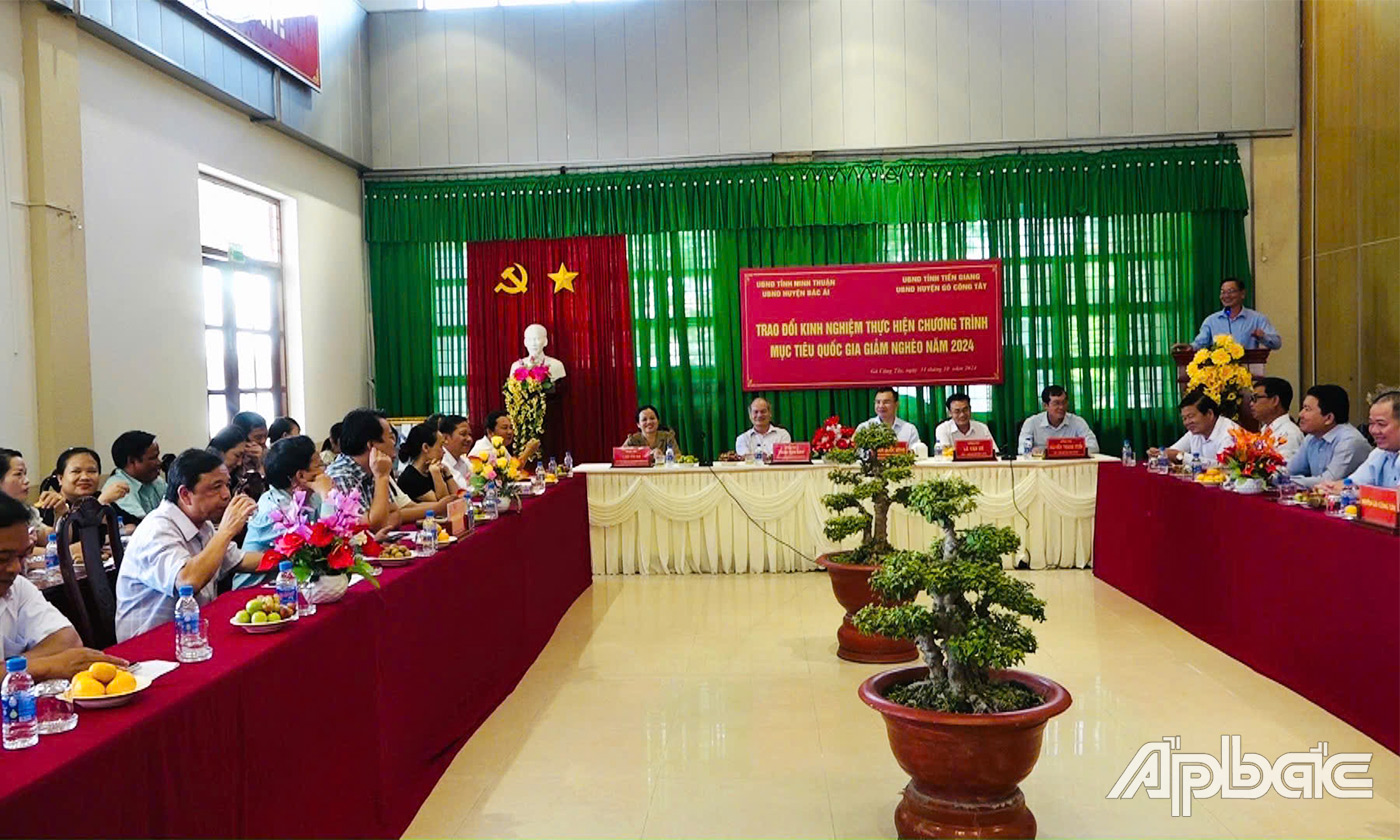 Quang cảnh buổi làm việc trao đổi kinh nghiệm tại UBND huyện Gò Công Tây
