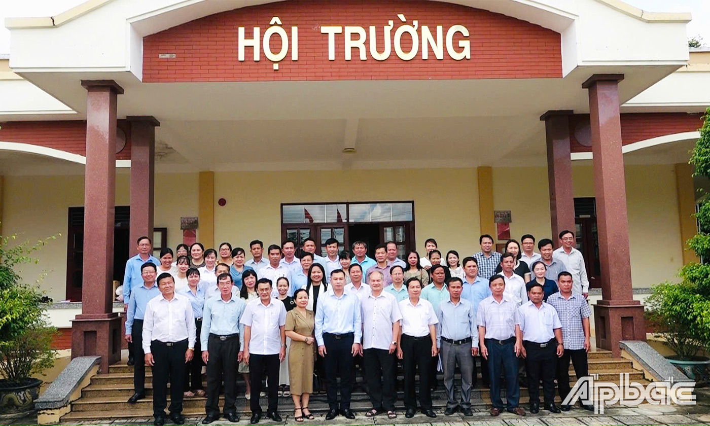 02 đơn vị cùng chụp hình lưu niệm và tặng quà kỷ niệm