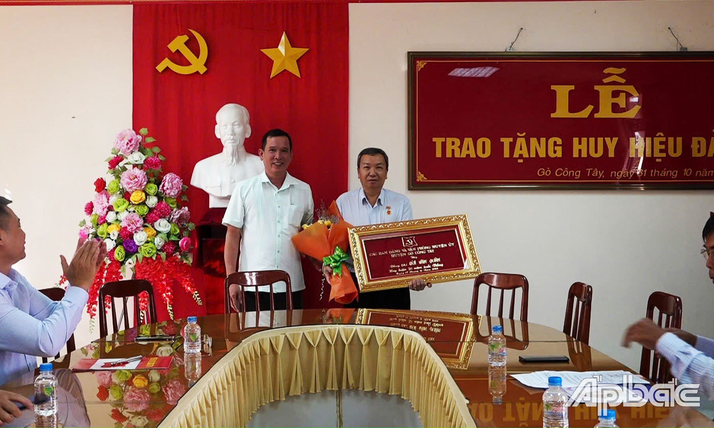 Tặng hoa chúc mừng Đảng viên