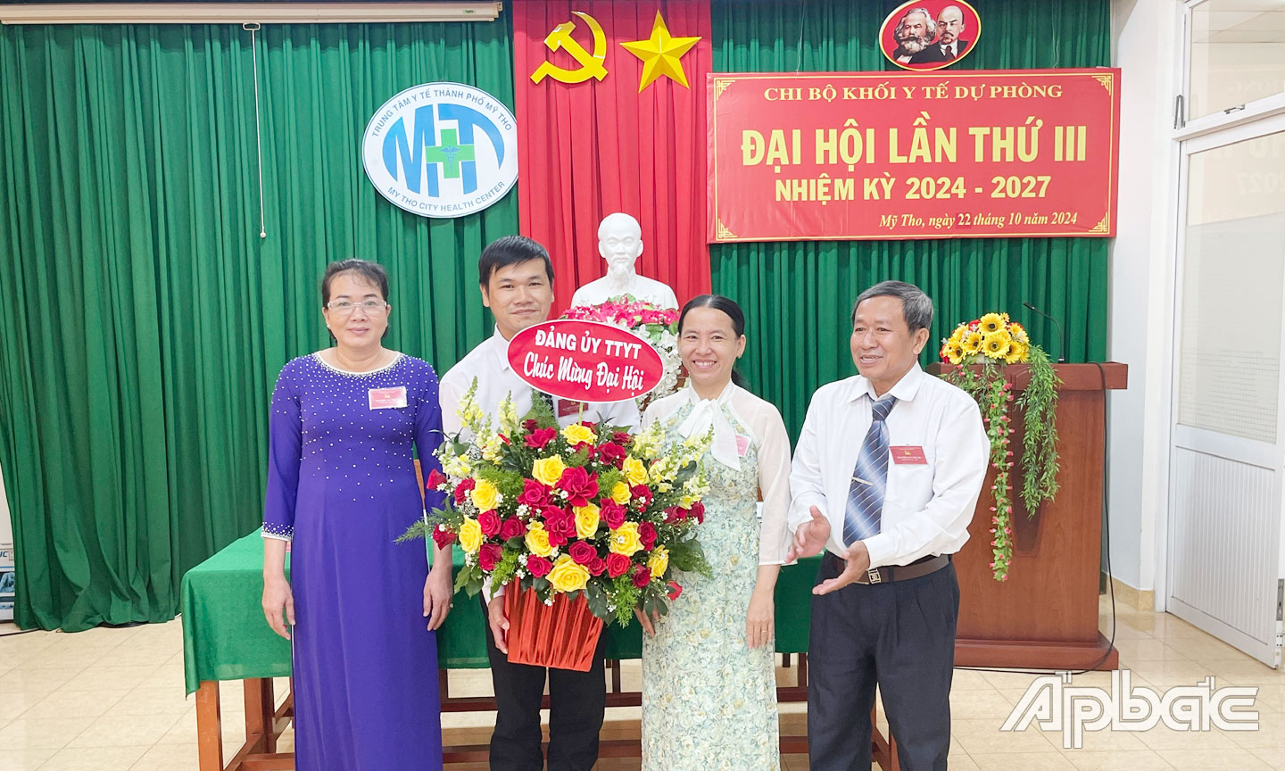 Đảng ủy Trung tâm Y tế TP. Mỹ Tho tặng hoa chúc mừng cấp ủy Chi bộ Khối Y tế dự phòng  nhiệm kỳ 2024 - 2027.