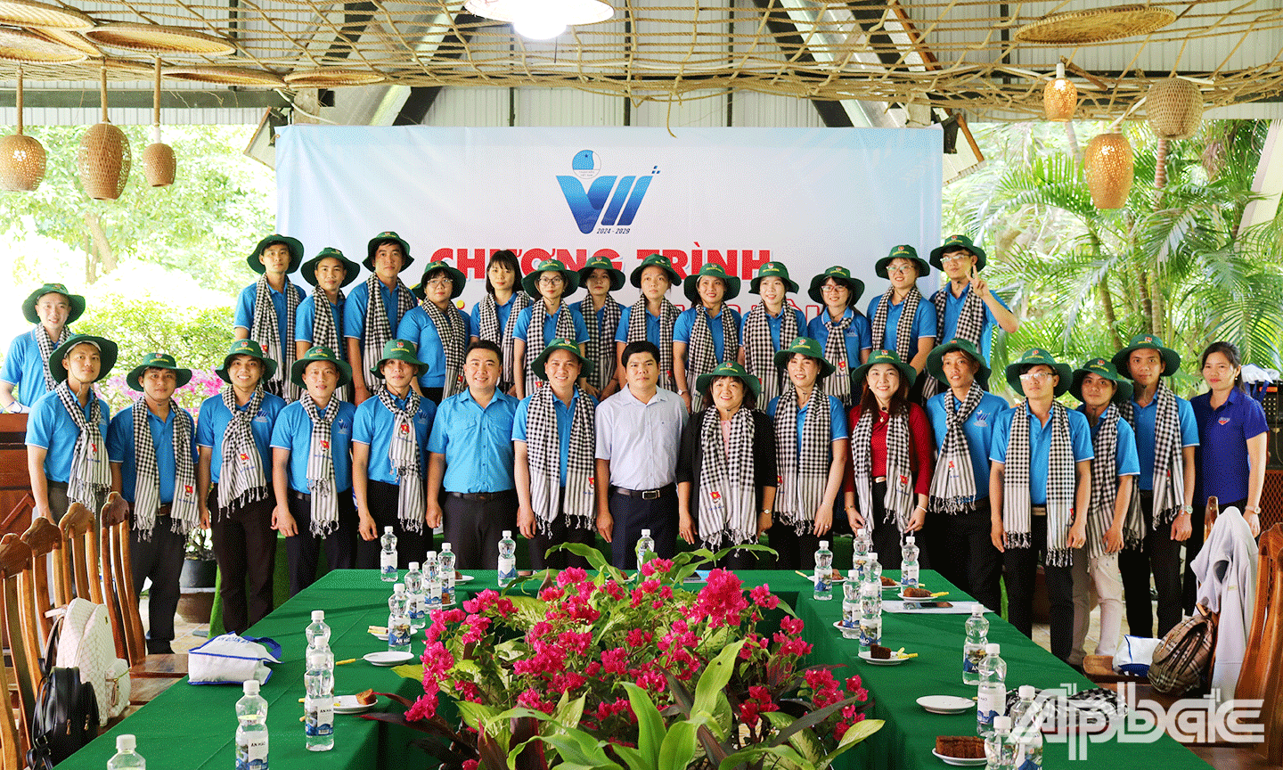 Đoàn của tỉnh Tiền Giang và thanh niên An Giang cùng chụp ảnh lưu niệm