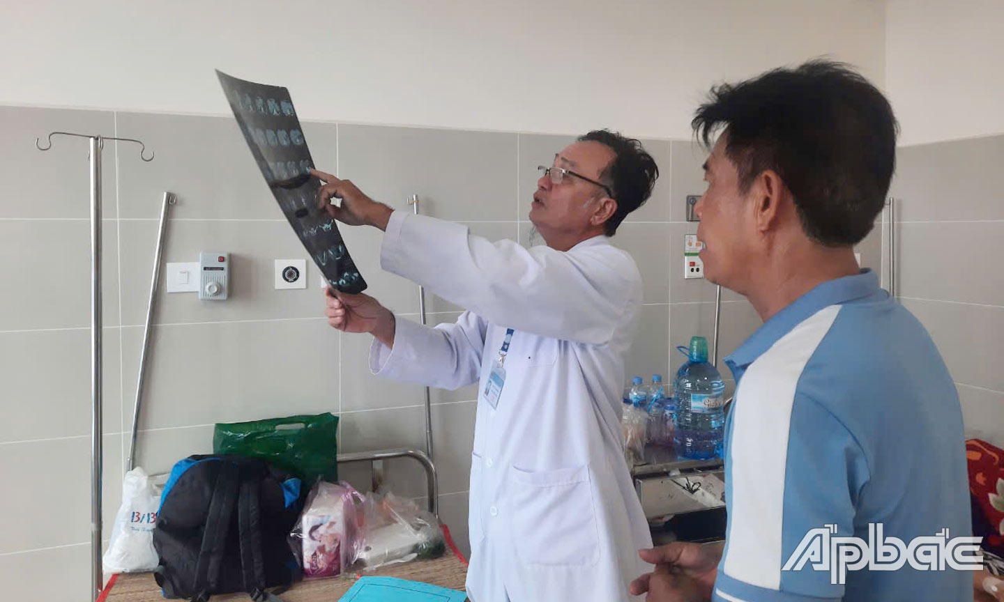 Bác sĩ chuyên khoa 2 Phạm Văn Bằng, Trưởng khoa Tiết niệu - Nam khoa, Bệnh viện đa khoa tỉnh Tiền Giang trao đổi với thân nhân người bệnh về biến chứng thận do ĐTĐ.