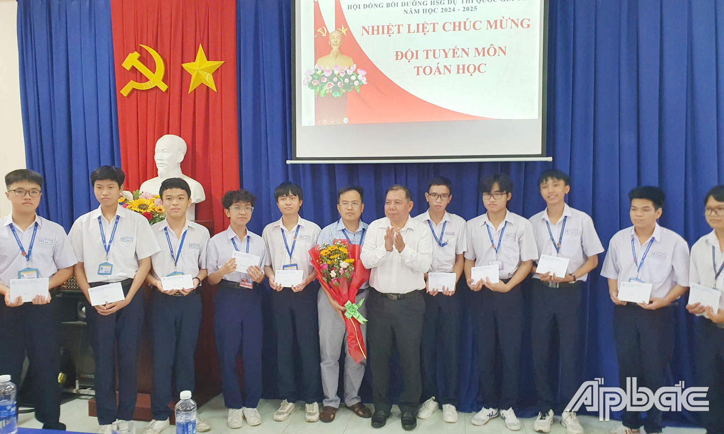 Phó Giám đốc Sở GD-ĐT Võ Văn Hiếu tặng hoa chúc mừng thành viên Đội tuyển HSGCQG tỉnh. 