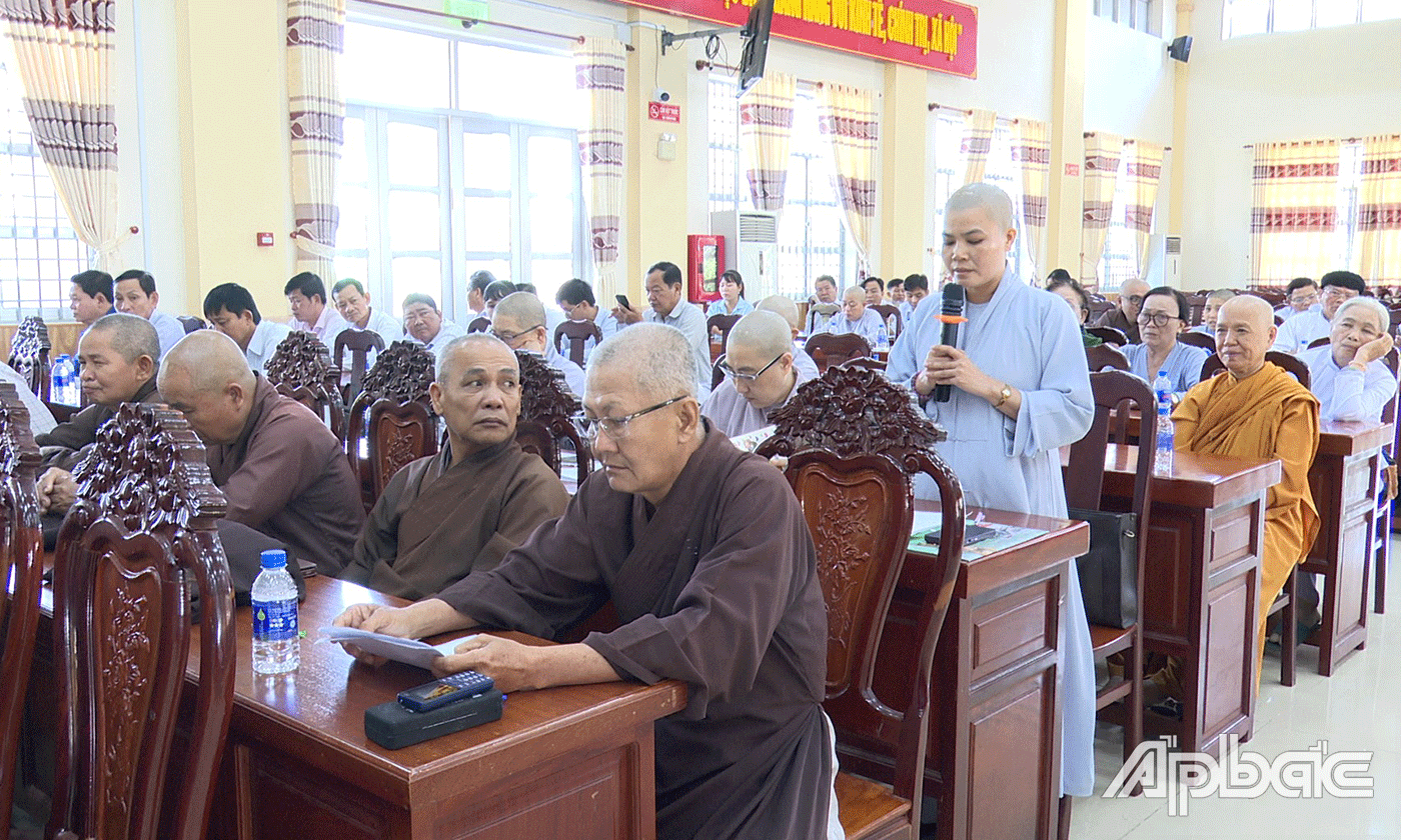 Các chức sắc, chức việc, nhà tu hành và tín đồ các tôn giáo trên địa bàn huyện đóng góp ý kiến.