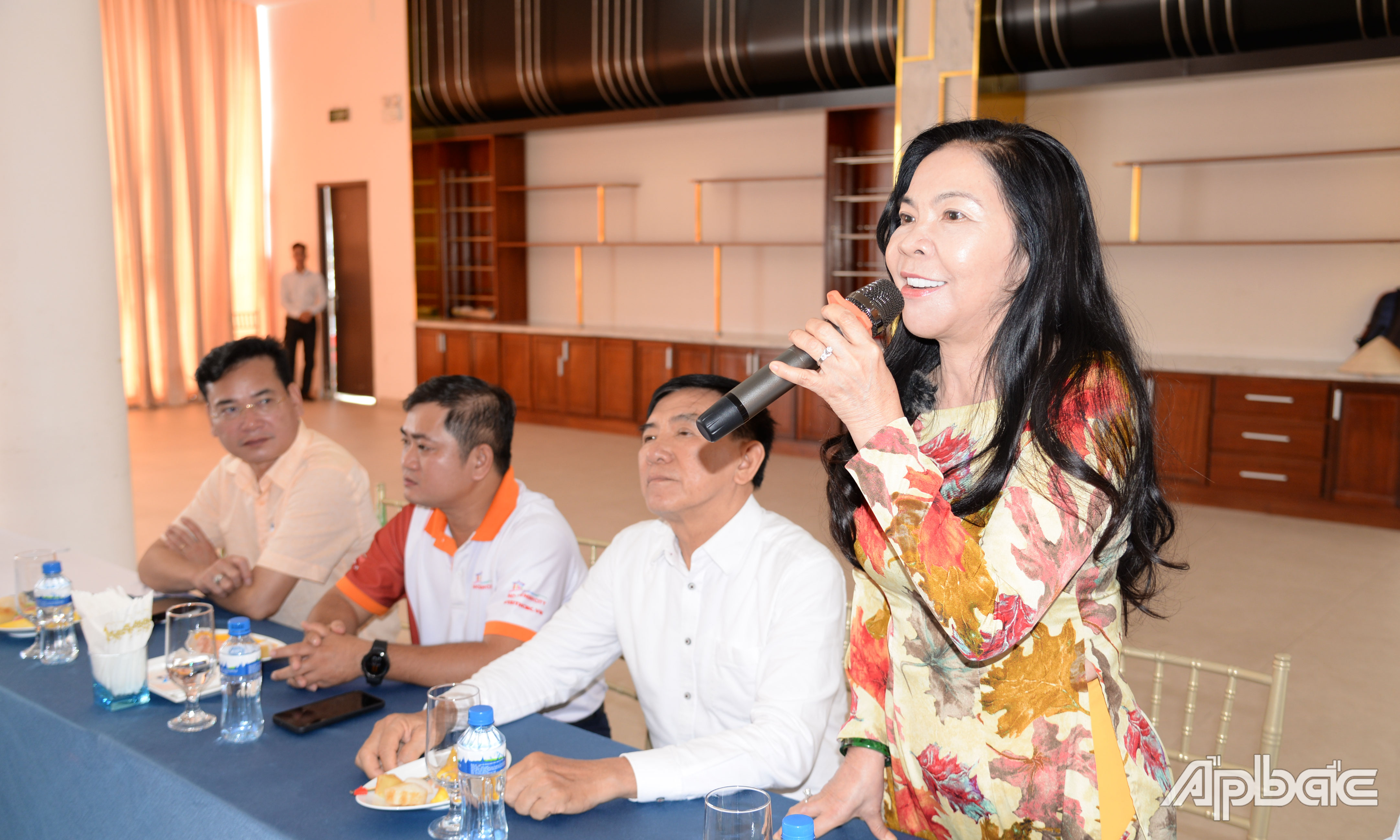 Bà Lương Thị Diễm Trang, Giám đốc Công ty cổ phần Cảng Mỹ Tho giới thiệu về Cảng Du thuyền Mỹ Tho cũng như các định hướng liên kết phát triển du lịch trong thời gian tới.