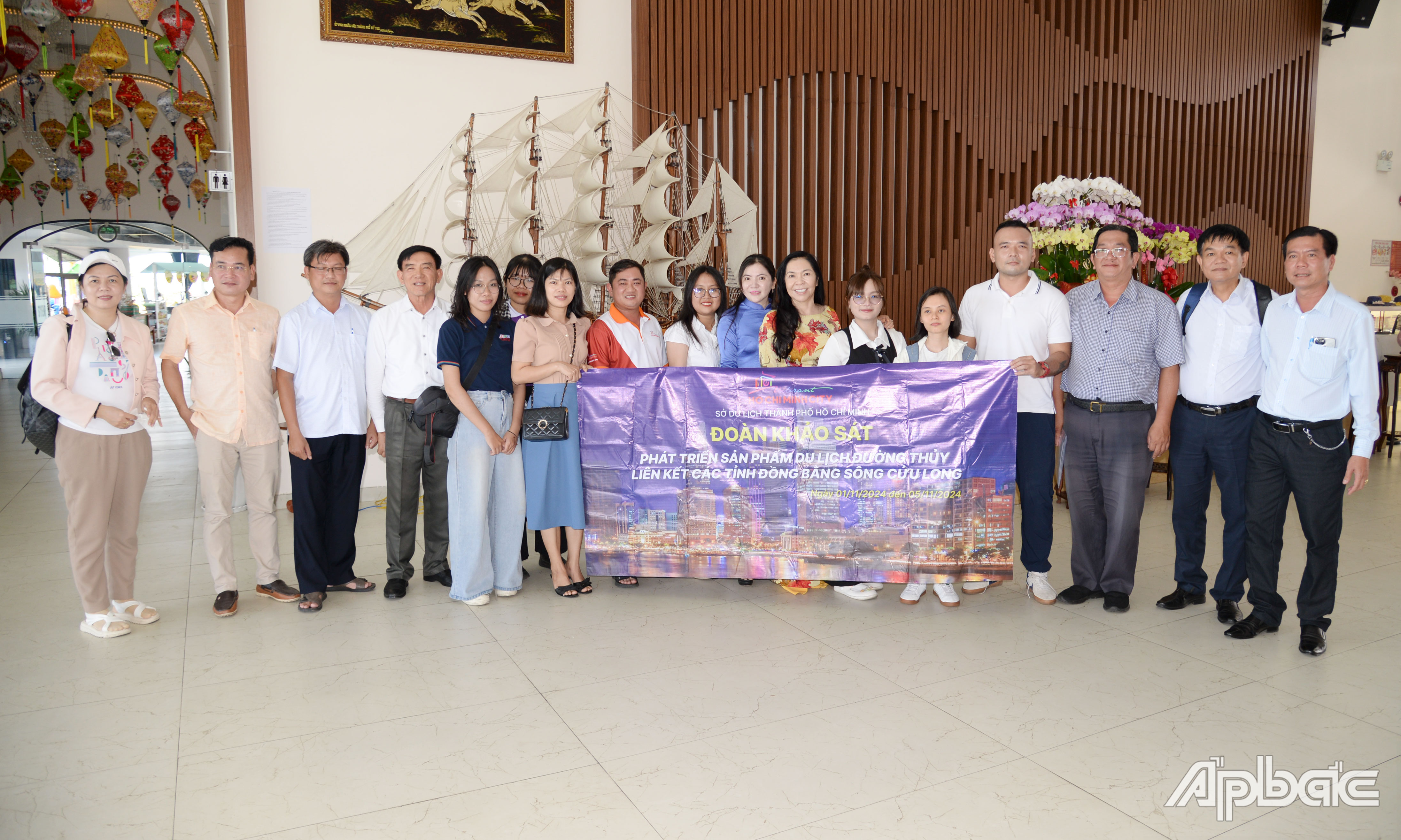 Các đại biểu chụp ảnh lưu niệm tại Cảng Du thuyền Mỹ Tho.