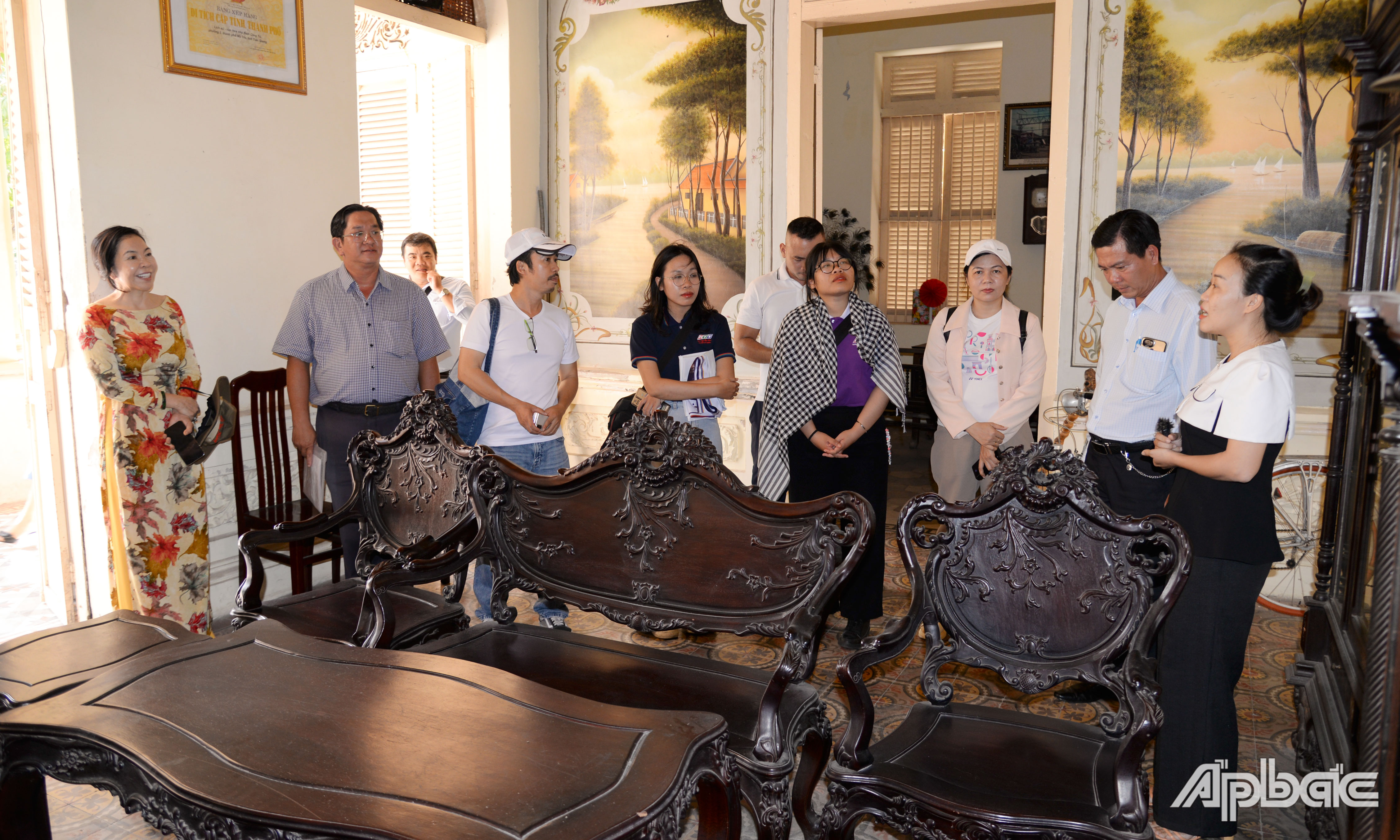 Đoàn khảo sát tham quan tại Nhà Bạch Công Tử.