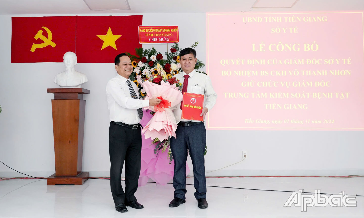 BSCKII. Nguyễn Thanh Linh, Phó Giám đốc Sở Y tế trao Quyết định bổ nhiệm Giám đốc CDC Tiền giang cho BSCKII Võ Thanh Nhơn.