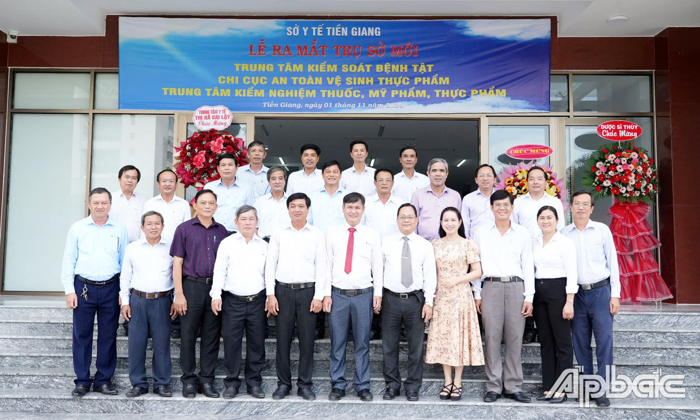 Sau khi tham quan trụ sở 3 đơn vị, các đại biểu chụp ảnh kỷ niệm.