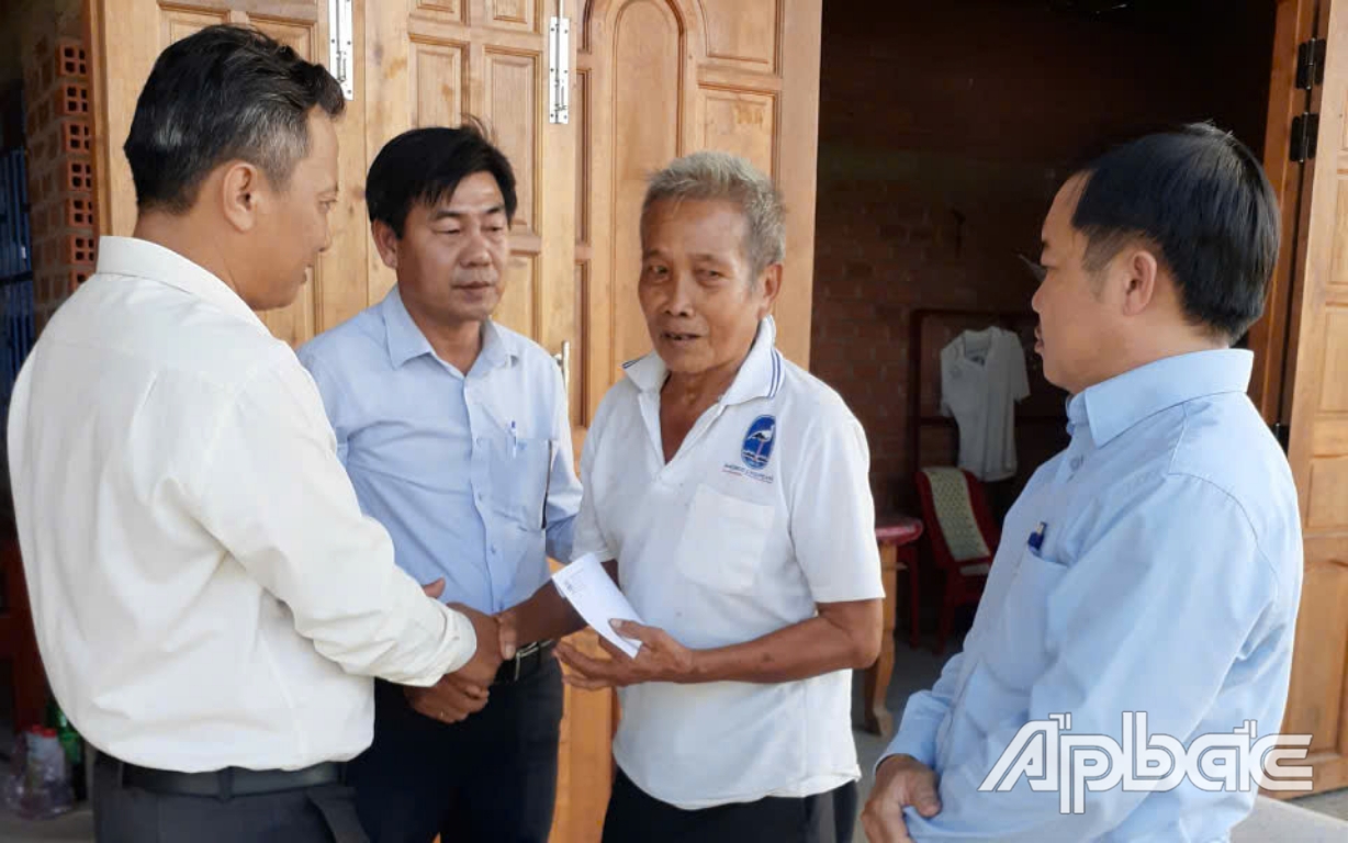 Ban An toàn giao thông tỉnh Tiền Giang tổ chức Đoàn thăm hỏi nạn nhân tử vong do tai nạn giao thông năm 2023 trên địa bàn huyện Chợ Gạo