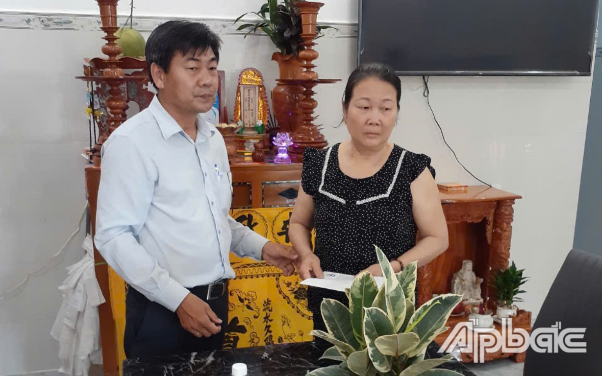 Ban ATGT tỉnh tổ chức Đoàn thăm hỏi, động viên gia đình nạn nhân tử vong do tai nạn giao thông trên địa bàn huyện Gò Công Đông.