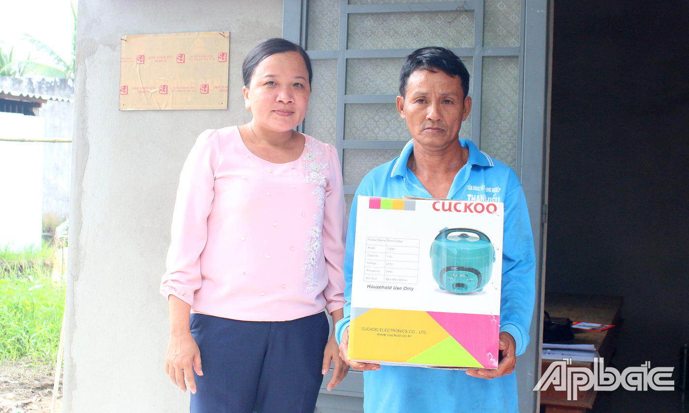 Đại diện Hội Nông dân tỉnh Tiền Giang tặng quà chúc mừng cho gia đình ông Sự.