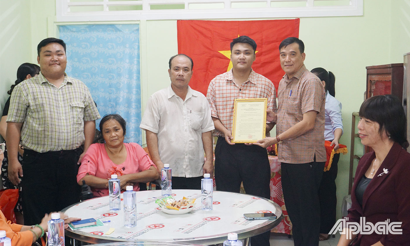 Em Phạm Võ Minh Thông nhận quyết định trao Mái ấm khuyến học  