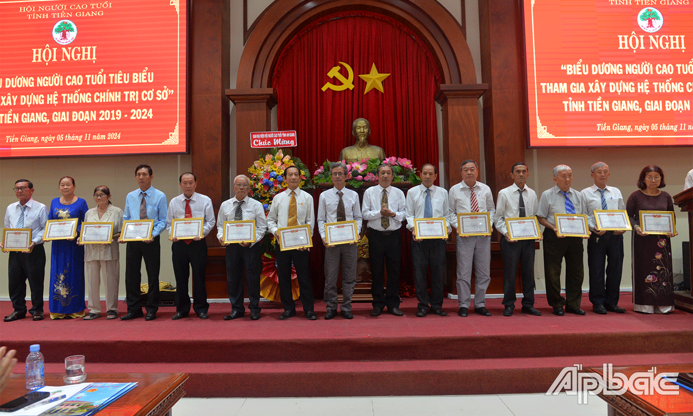 Tuyên dương 58 NCT tiêu biểu cấp tỉnh.