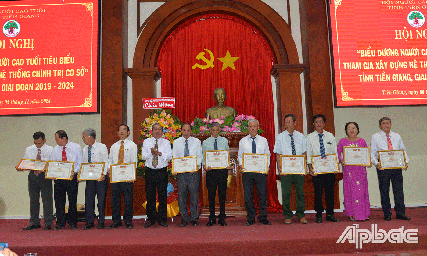 Hội NCT tặng giấy khen NCT tiêu biểu.